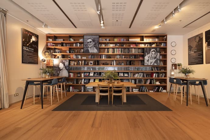 Zinema7, Primary image