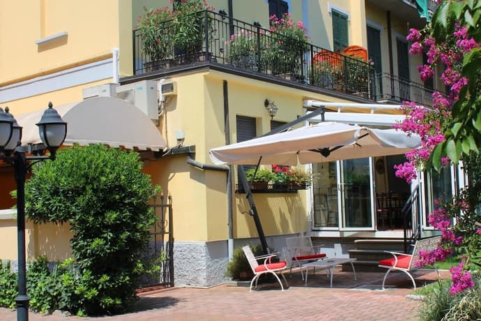 Charly Hotel, Primary image