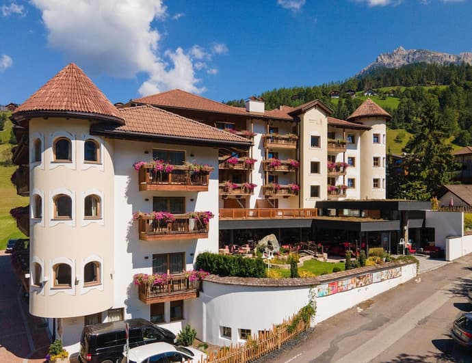 Almhof Call, Primary image