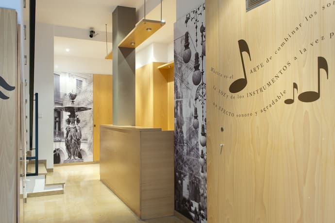 Aspasios Plaza Real Apartments, Interior entrance