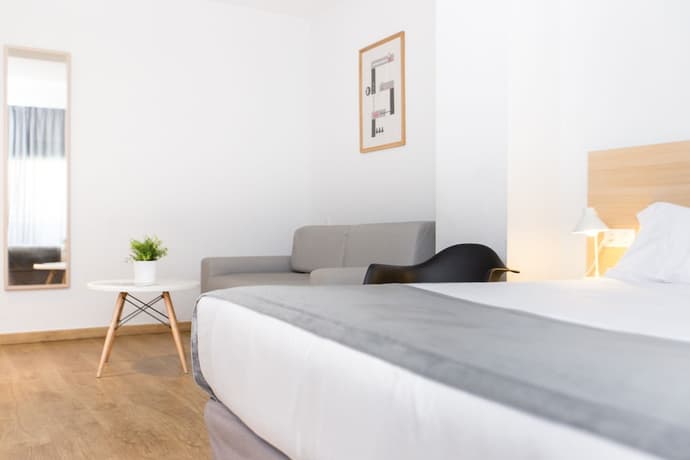 Rooms Ciencias, Primary image