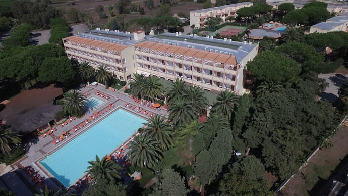 Hotel Oasis, Primary image
