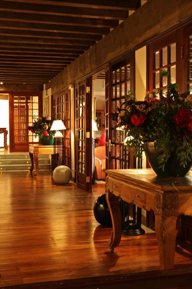 Hotel El Rancho, Interior entrance