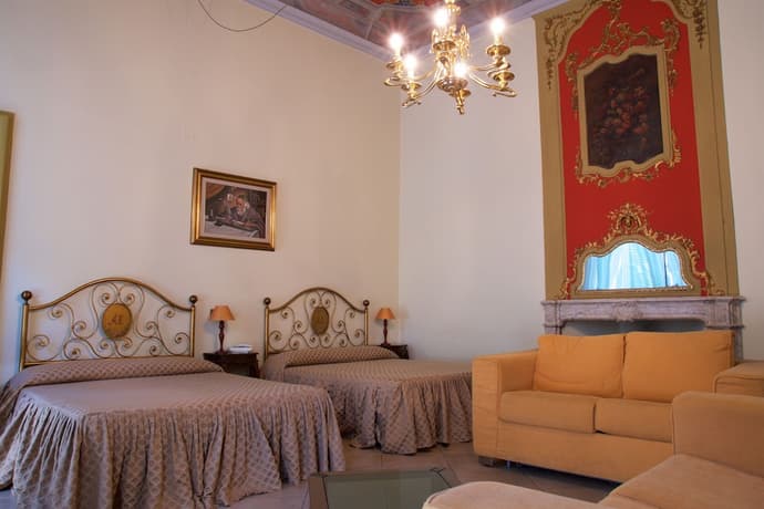 Hotel La Luna, Primary image