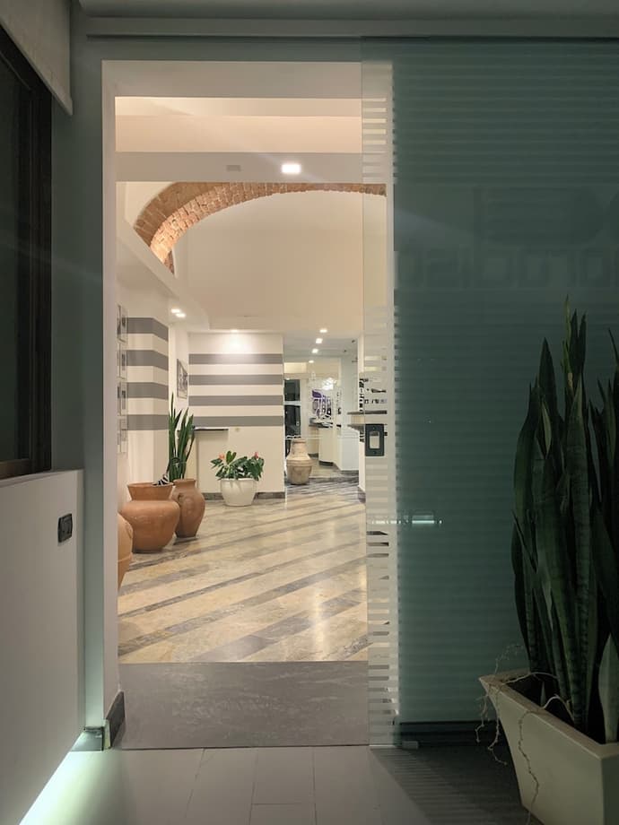 Hotel Paradiso, Reception