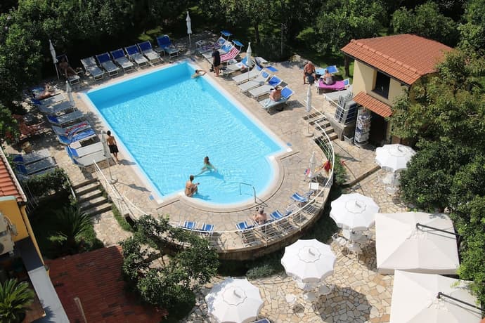 Hotel Tourist, Primary image