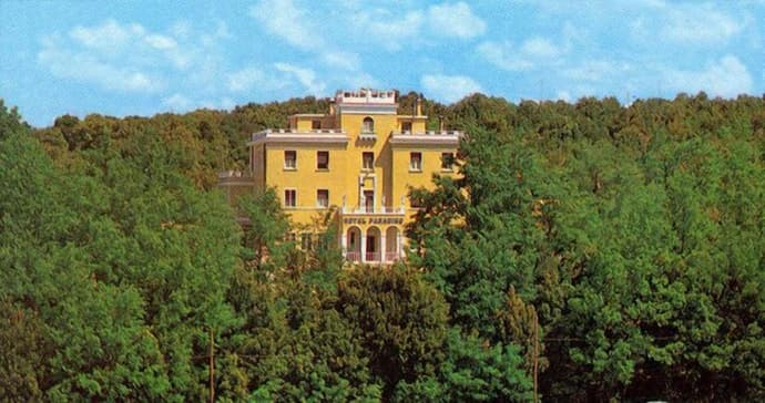 Hotel Paradiso, Primary image
