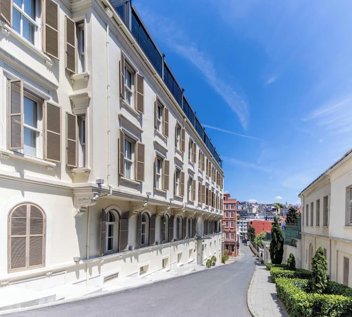 Tomtom Suites - Special Class, Primary image