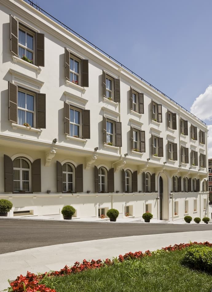 Tomtom Suites - Special Class, Primary image