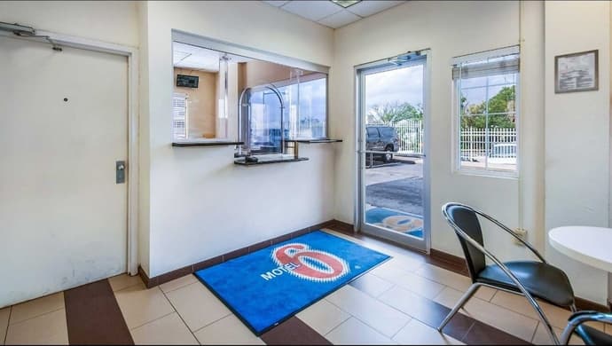 Motel 6 Washington, DC - Convention Center, Interior entrance