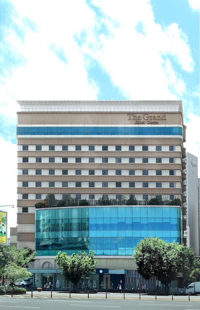 Grand Hotel, Primary image