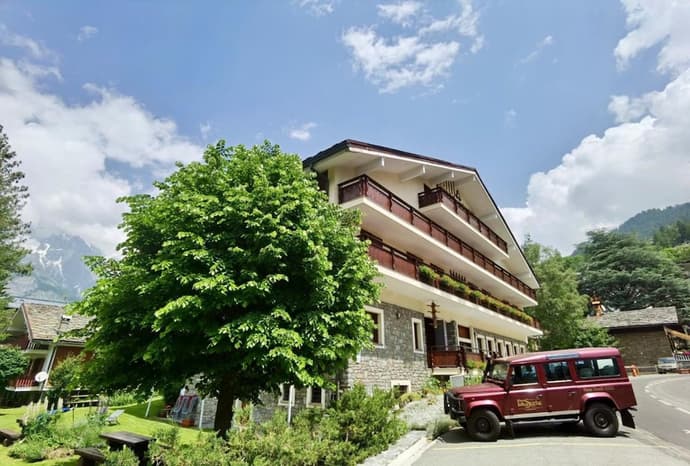 Croux, Primary image