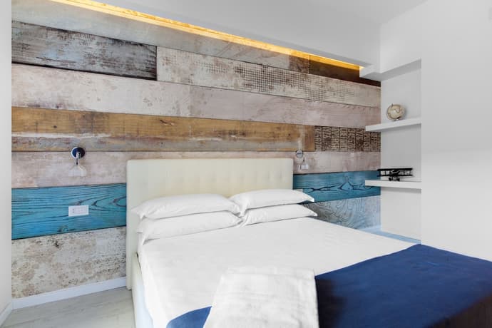 Alehouse, Primary image