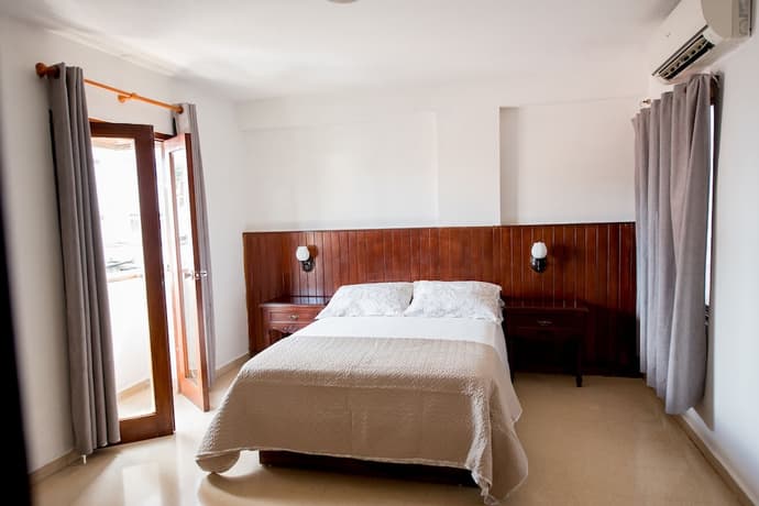 Hotel Acapulco, Primary image