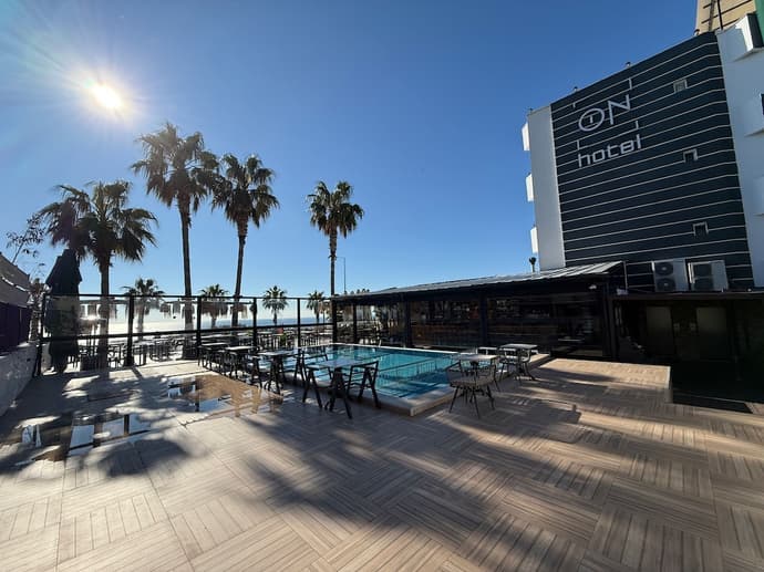 On Hotel, Primary image