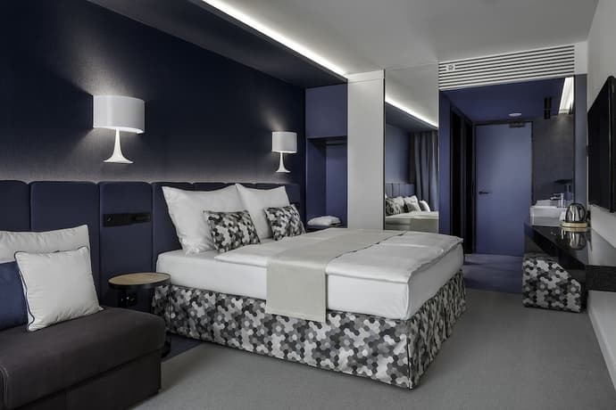 Urban Creme, Primary image