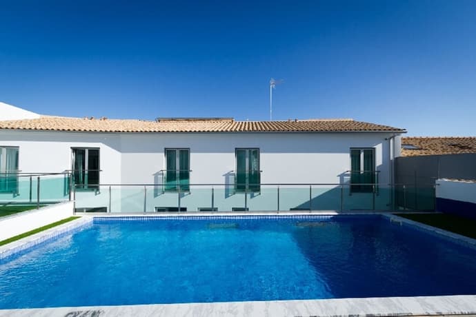 Peralux, Primary image