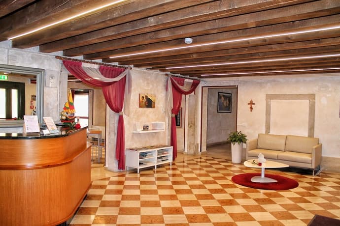 Domus Clugiae, Primary image