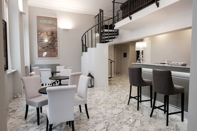 Hotel De Ville, Primary image