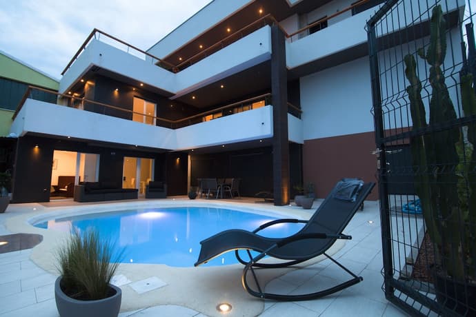 Basic Mansion, Primary image