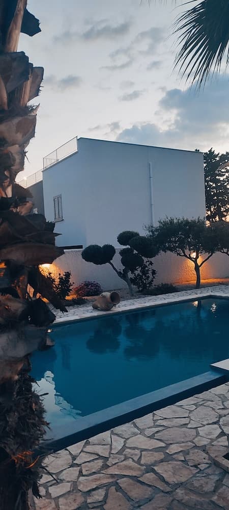 5 Elementi, Primary image