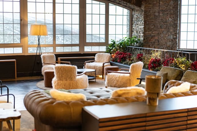 The Mountains Hotel, Reception