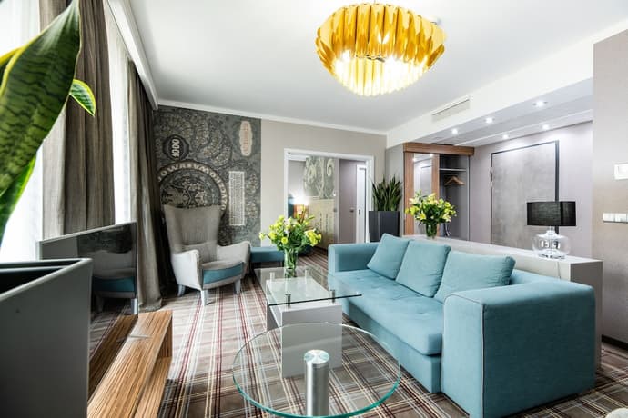 Perfect Hotel, Primary image