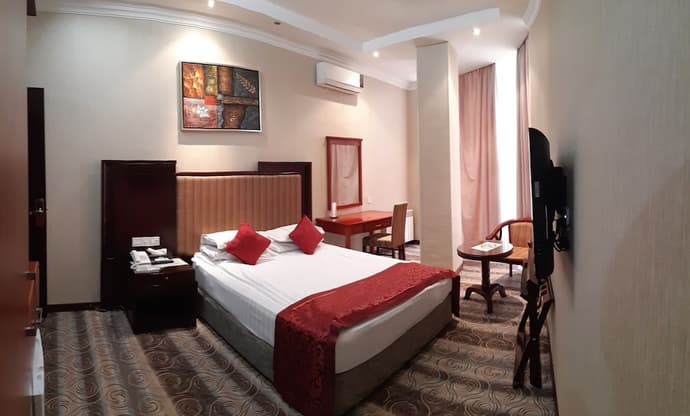 Royal Hotel, Primary image