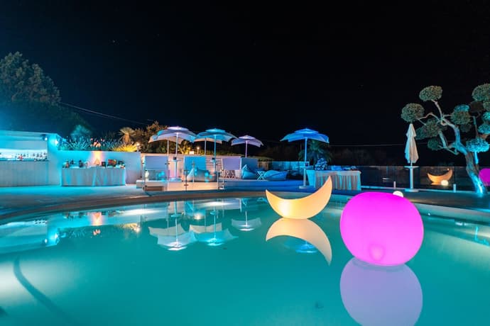 Relais Freedom Club, Primary image