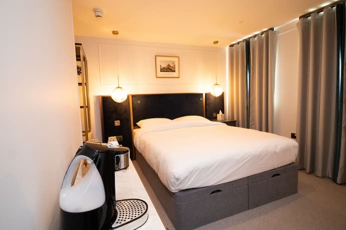 Three Falcons Hotel, Room