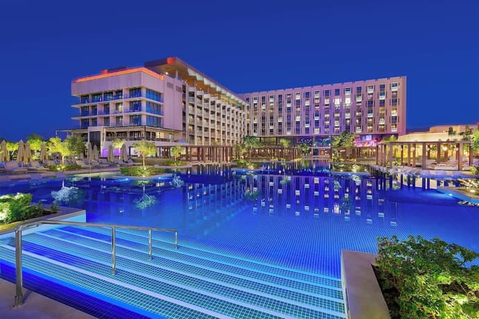 W Muscat, Primary image