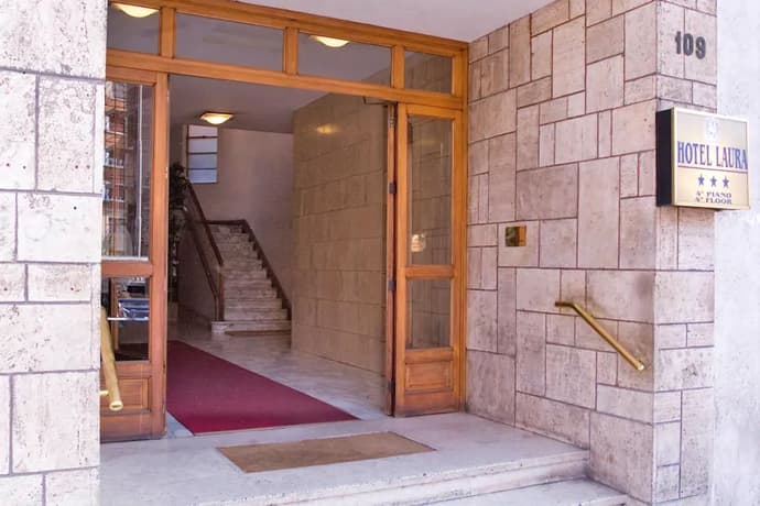 Hotel Laura, Primary image