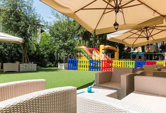 Hotel Turquoise, Primary image