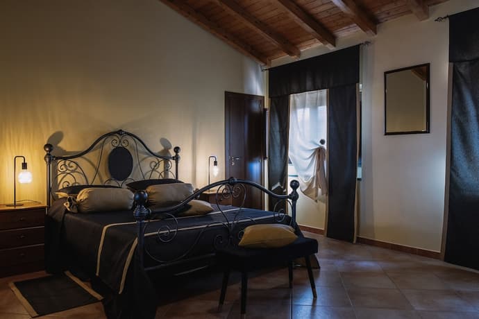 B&B Anthea, Primary image