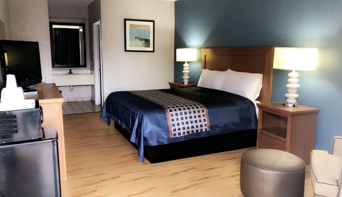 Relax Inn, Primary image