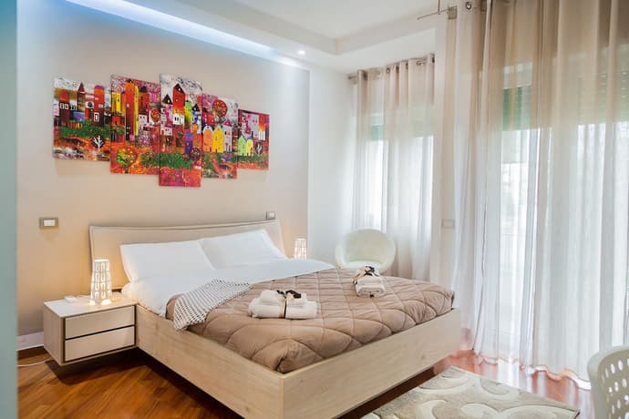 Donna Gina, Primary image