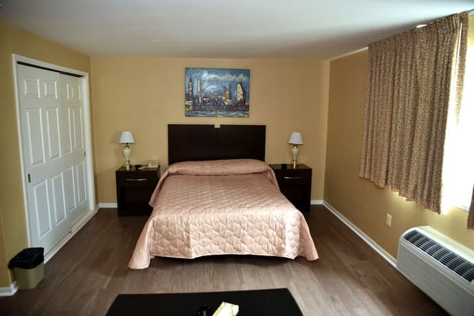 Swan Motel, Primary image