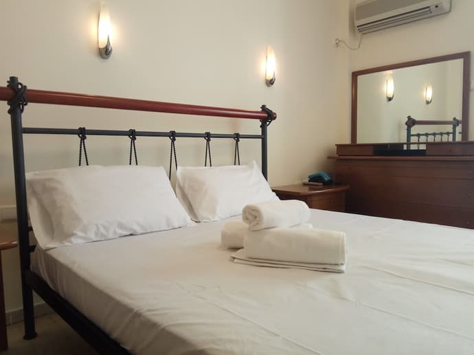 Omiros, Primary image