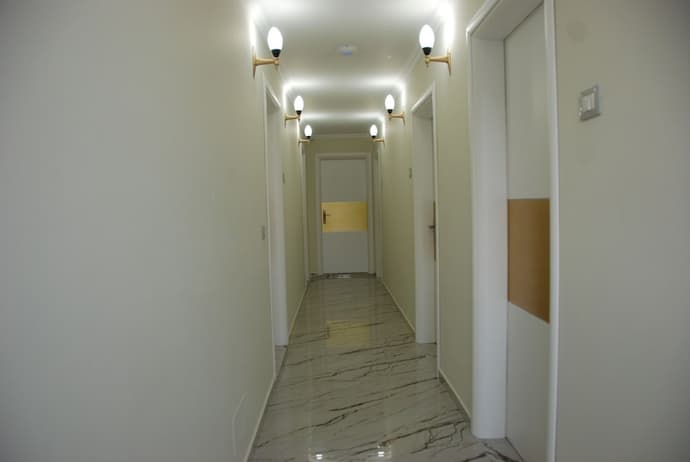 Crown Deluxe Apartments, Interior entrance