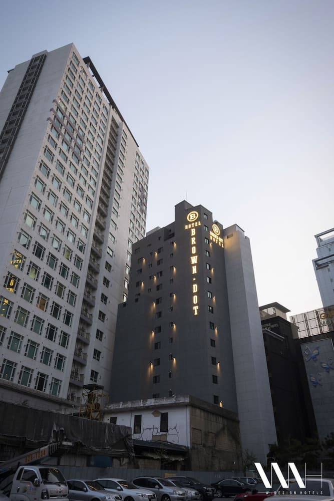 Browndot Hotel - Gold, Primary image