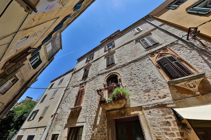 Pyrotima Apartments, Primary image