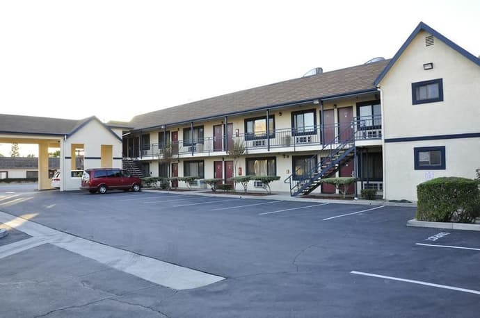 Luxury Inn, Primary image