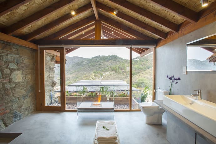 Lyhnos, Primary image