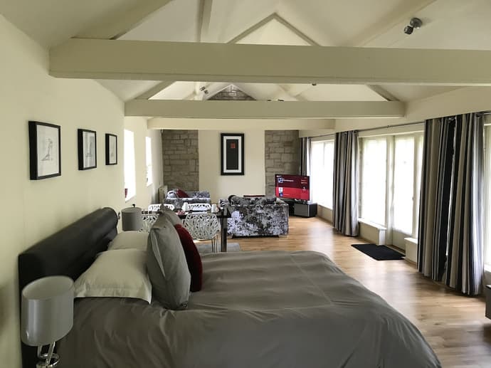 Hemples Lodge, Primary image