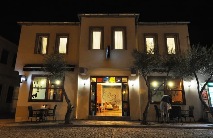 Queen Bee Hotel, Primary image