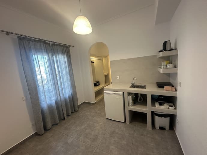 Markakis Studios Fira, Primary image