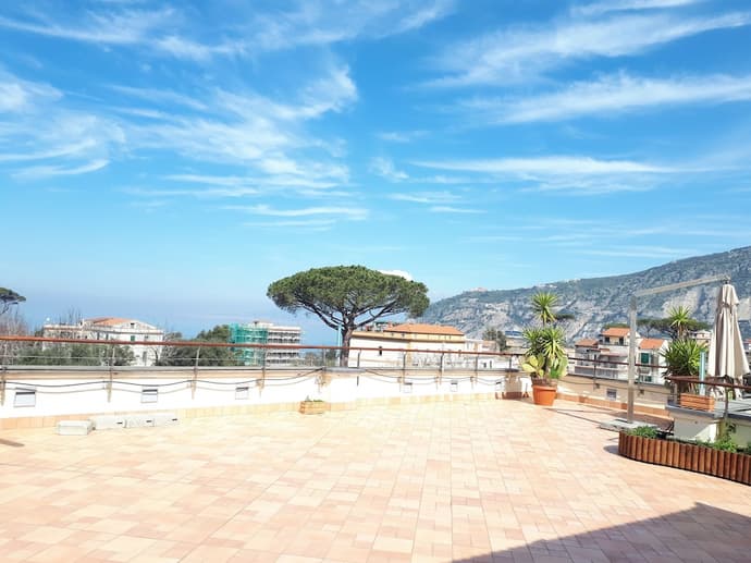 Seven Hostel, Primary image