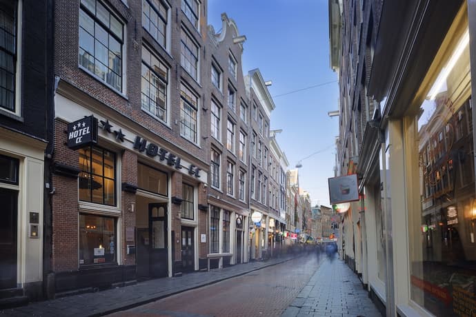 Hotel CC, Primary image