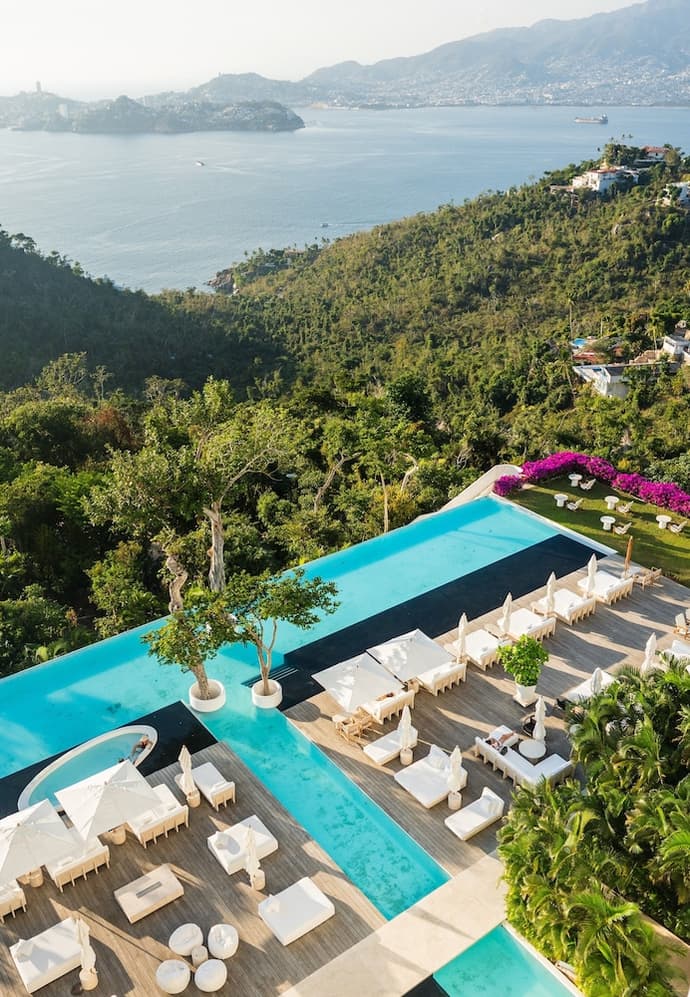 Encanto Acapulco, Primary image