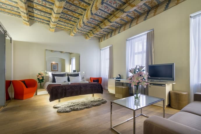 Hotel Three Storks, Primary image